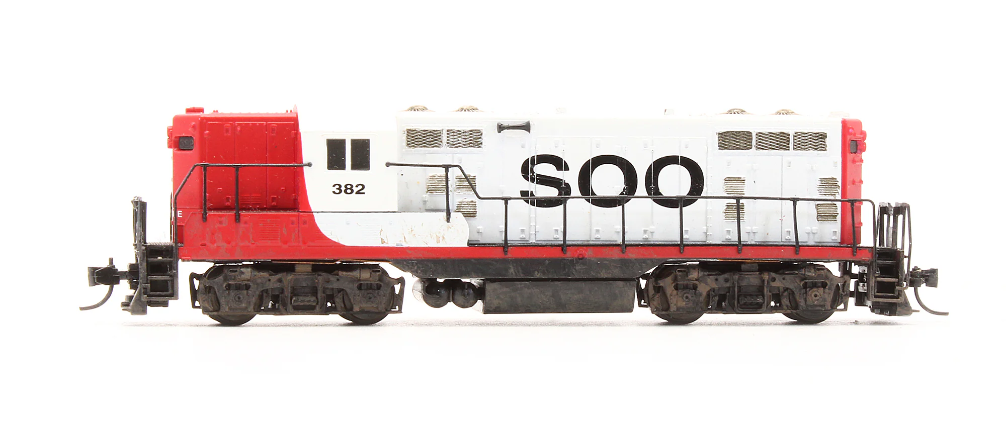 Pre-Owned 48034 GP7 Diesel Locomotive Soo Line - Road #382 - Custom Weathered - Image 4