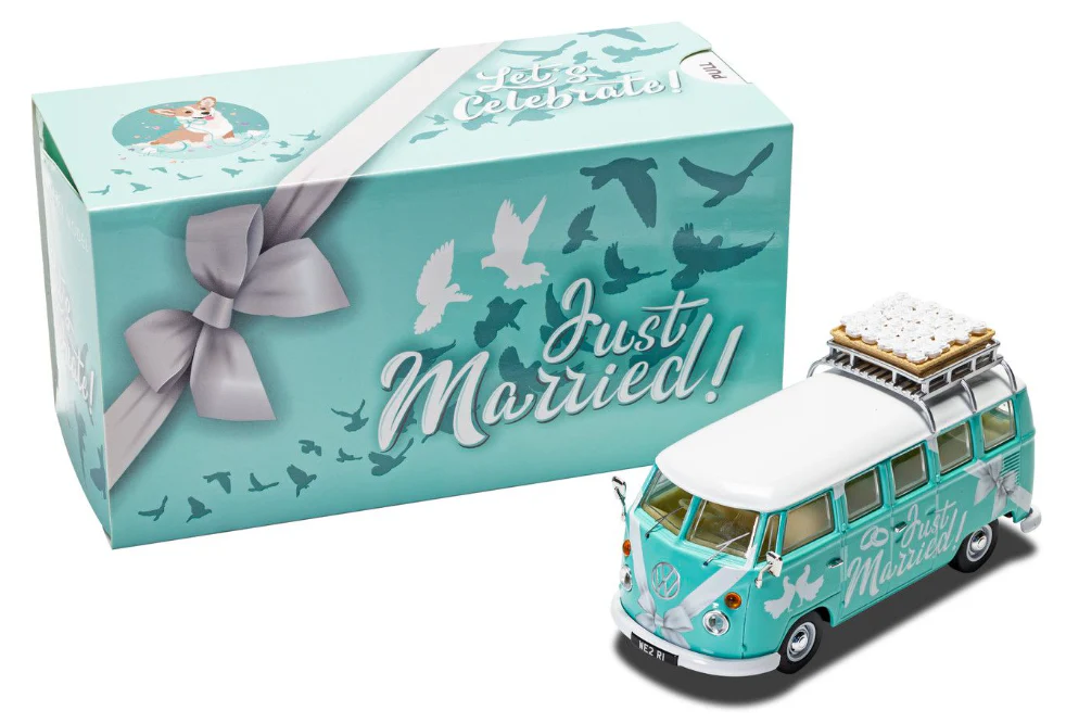 CC02737 Volkswagen Campervan Just Married - Image 3