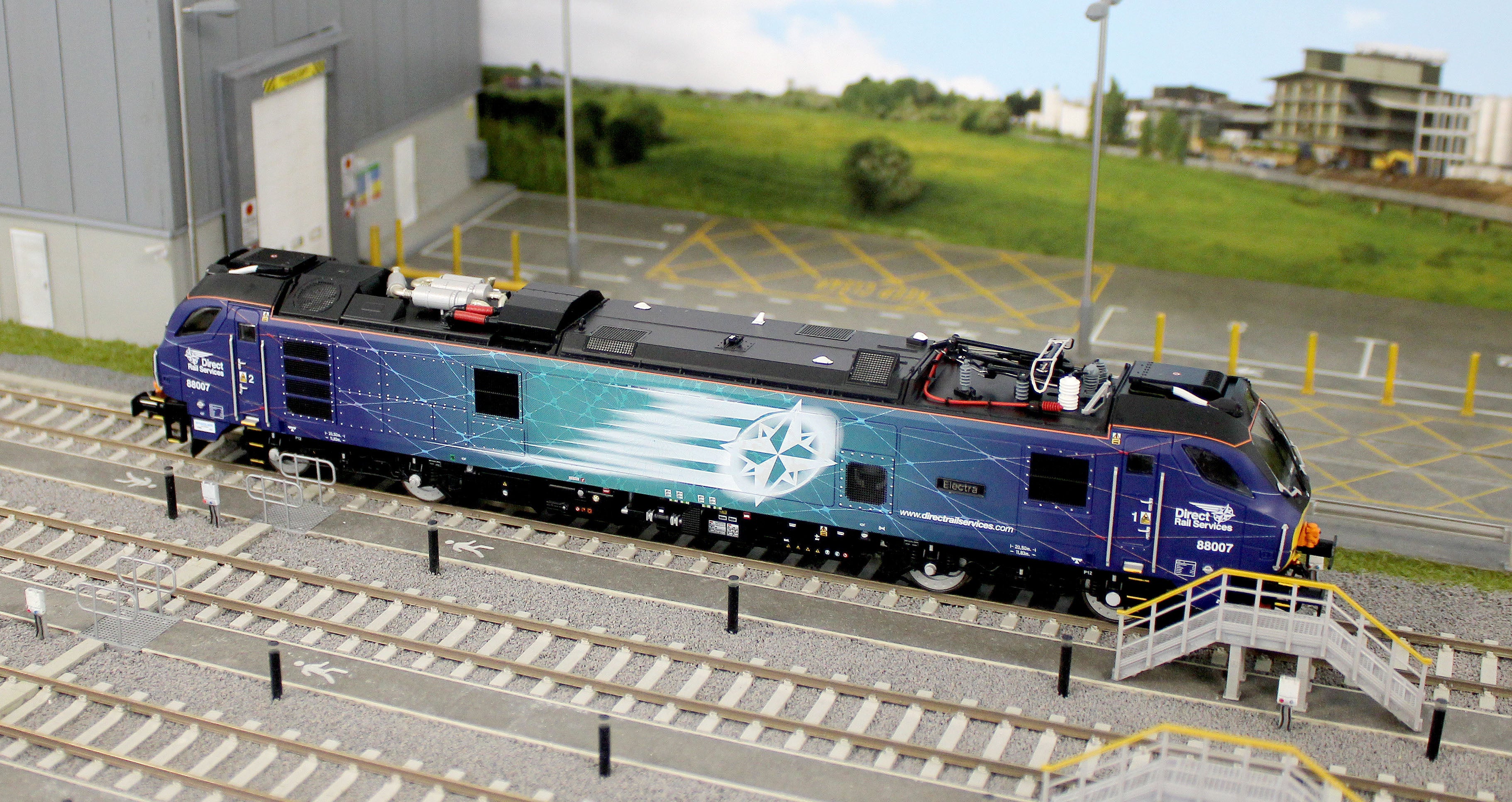 4D-088-003S Class 88 'Electra' 88007 DRS Electro-Diesel Locomotive (DCC Sound & Working Pantograph) - Image 14