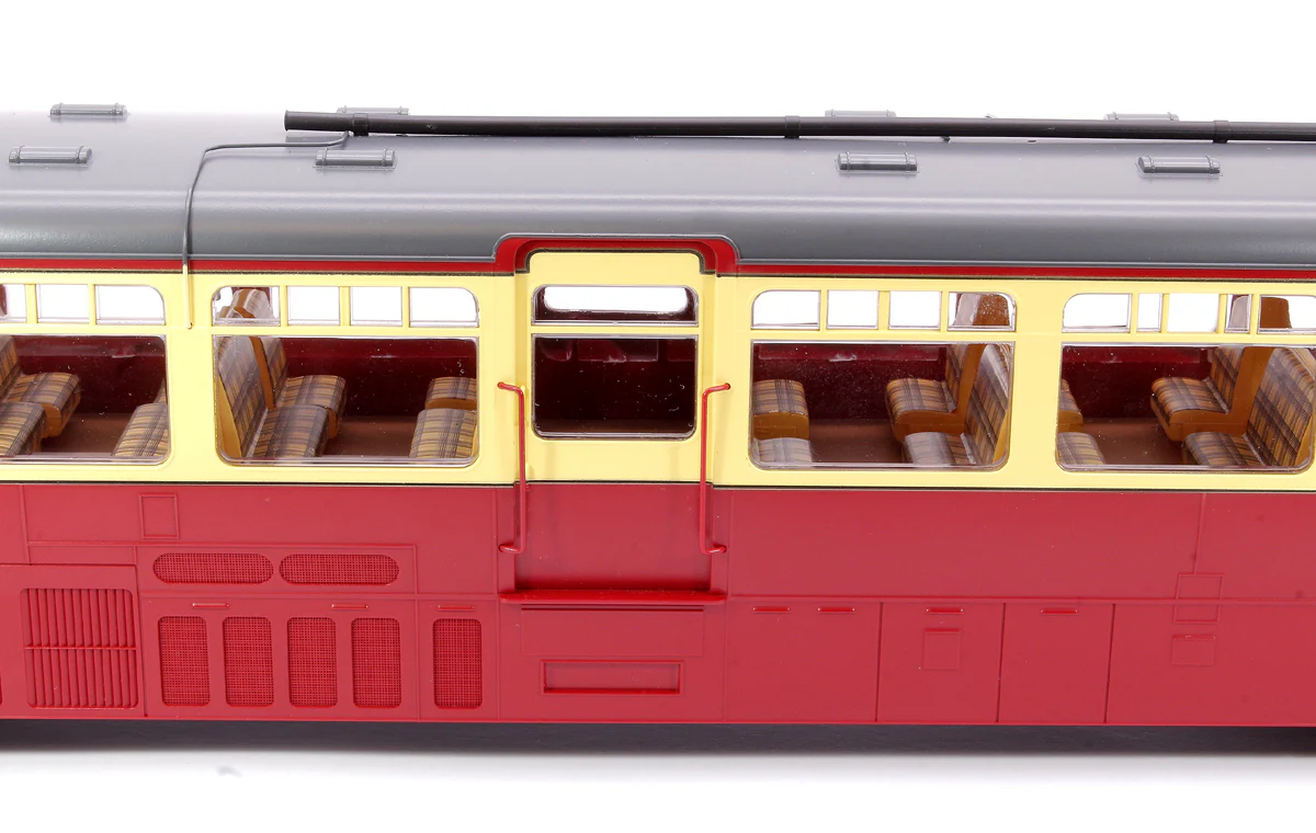 7D-011-005 Streamlined Railcar W8W BR Lined Carmine & Cream Diesel Locomotive - Image 5