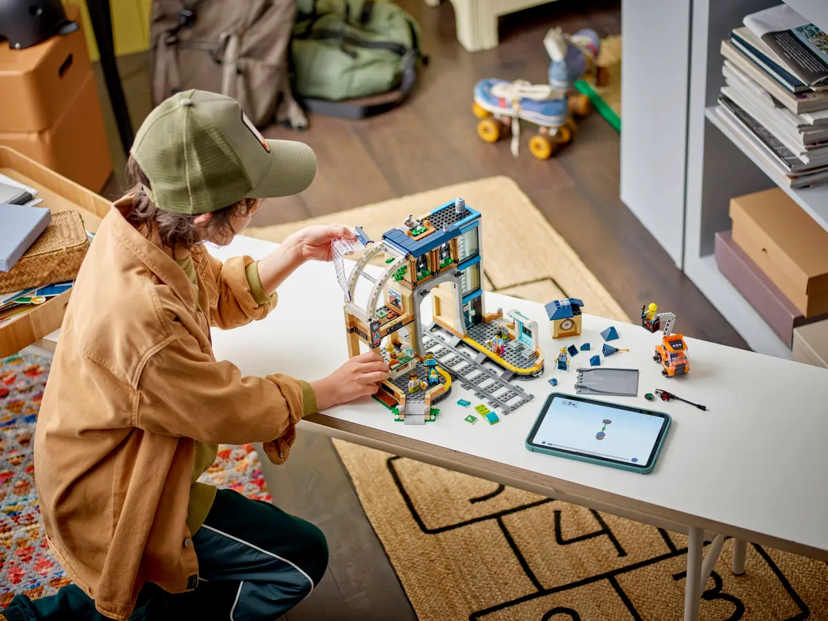 Lego City Central Train Station - 60469 - Image 9
