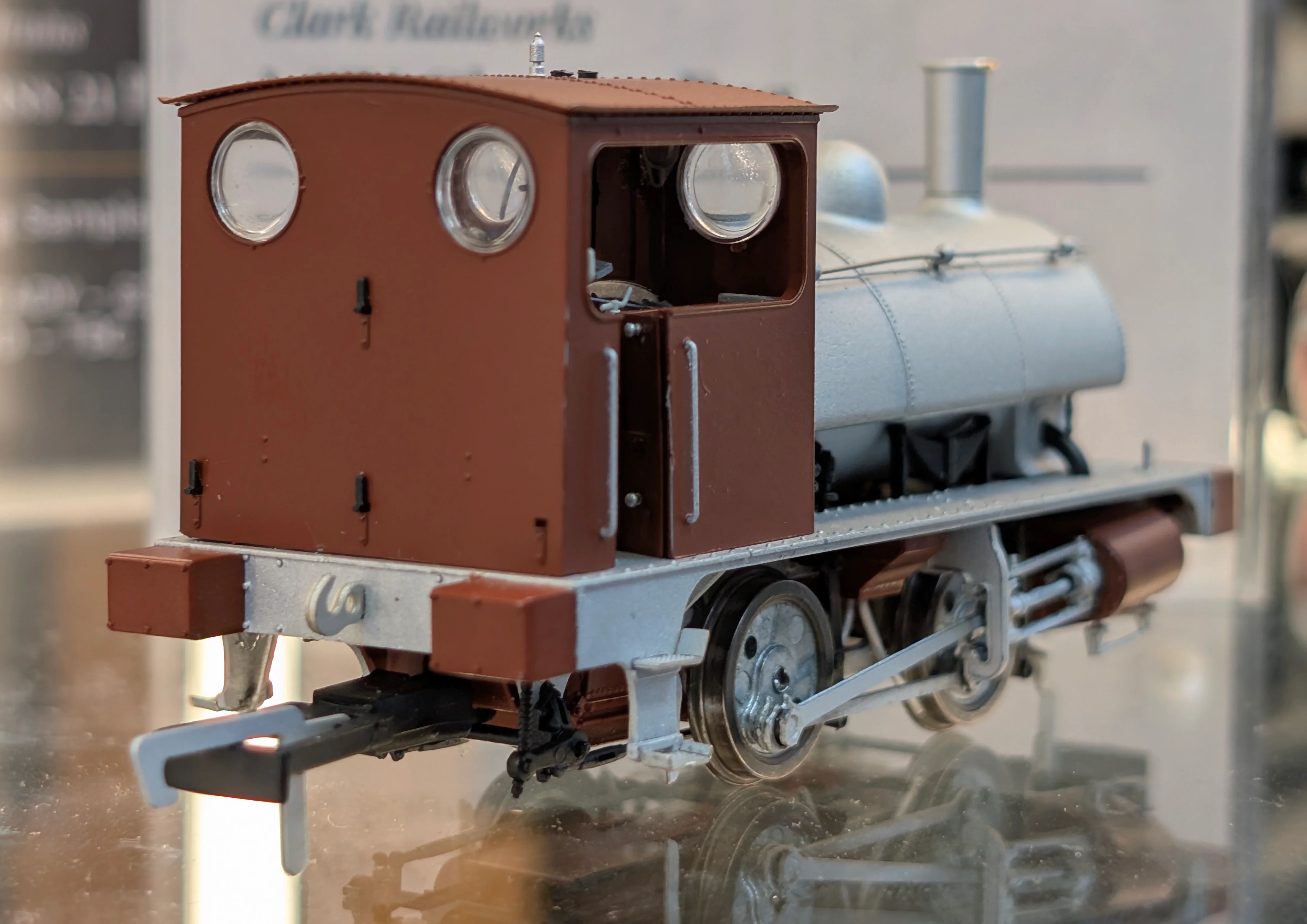 C1024S LYR 'Pug' 0-4-0ST "Prince" United Glass Bottle Manufacturer Lined Red Steam Locomotive - DCC Sound - Image 3