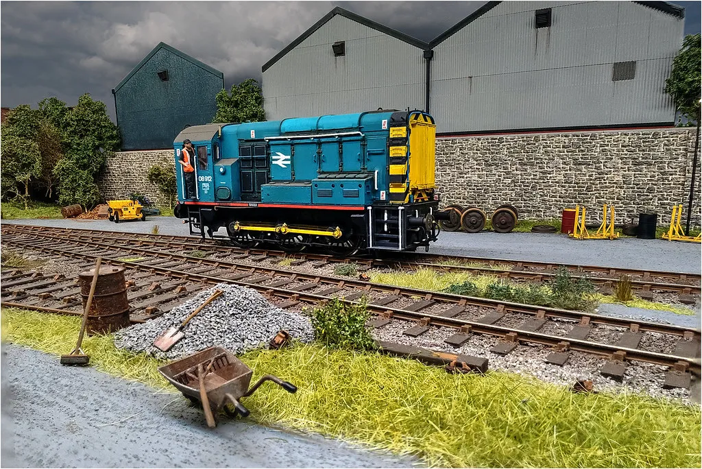 10224-076 OO Gauge Loco Specific Crew - Class 08 Crew Pack - Image 2