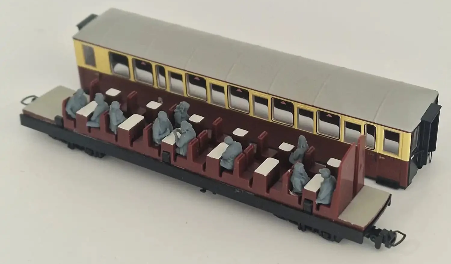 OO Gauge Railway & Lineside - Tin Car Passenger Pack - Image 2