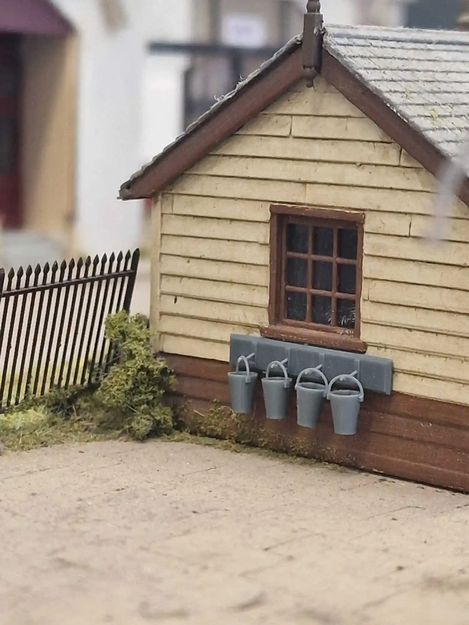 N Gauge Railway & Lineside - 4x Fire Buckets and Stand (Pack of 2) - Image 2