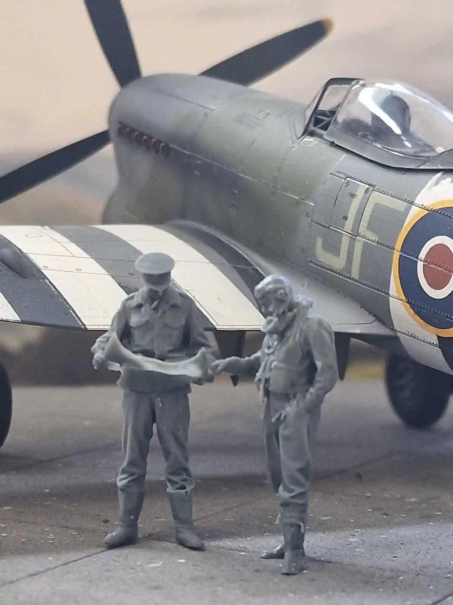 50302-048 1:48 Scale RAF Through the Ages - World War Two - RAF 2TAF Officer & Pilot Reading Map - Image 3