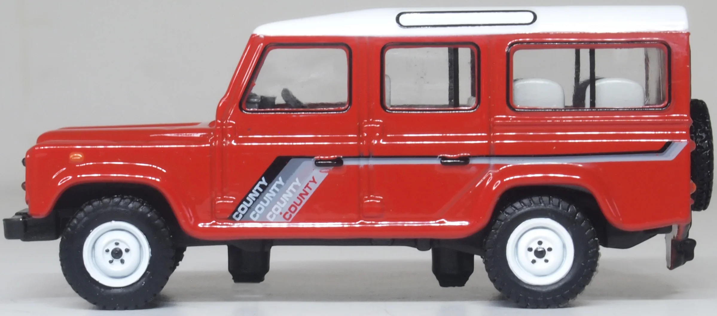 76DEF018 Land Rover Defender LWB St. Wagon Masai Red - Image 2