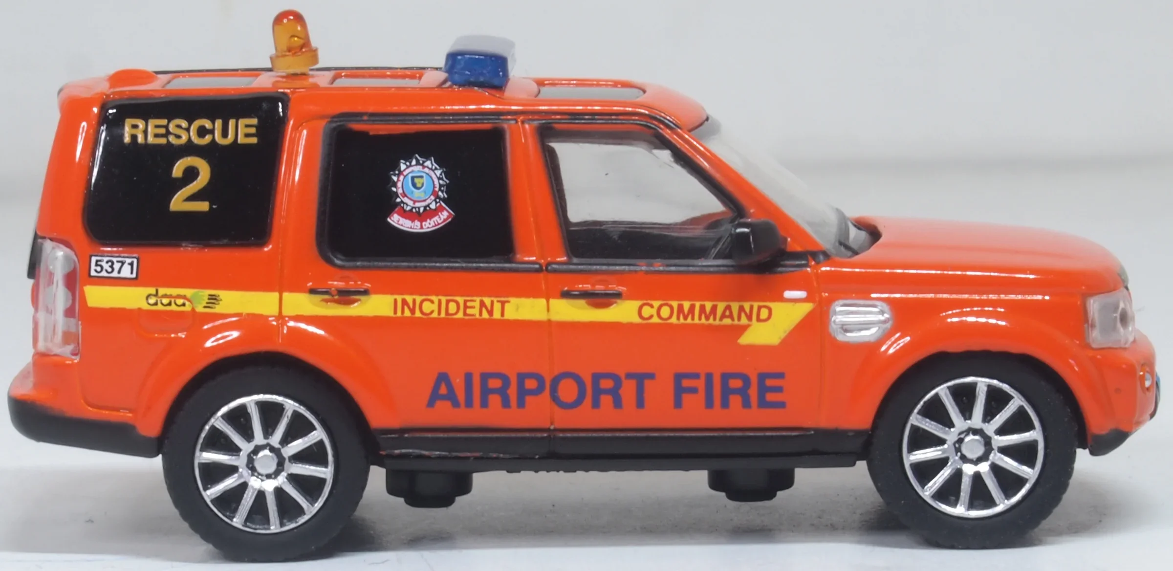 76DIS007 Land Rover Discovery 4 Dublin Airport Fire Service - Image 3
