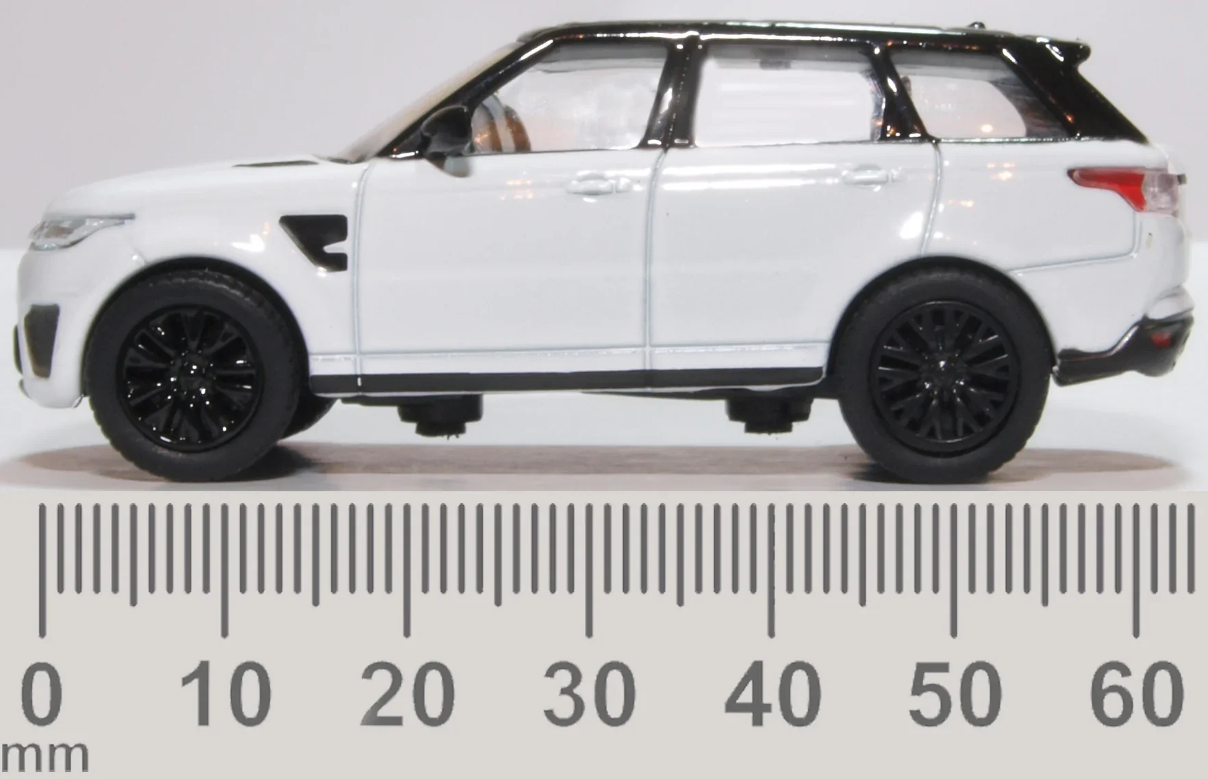 76RRS004 Range Rover Sport SVR Fuji White - Image 6