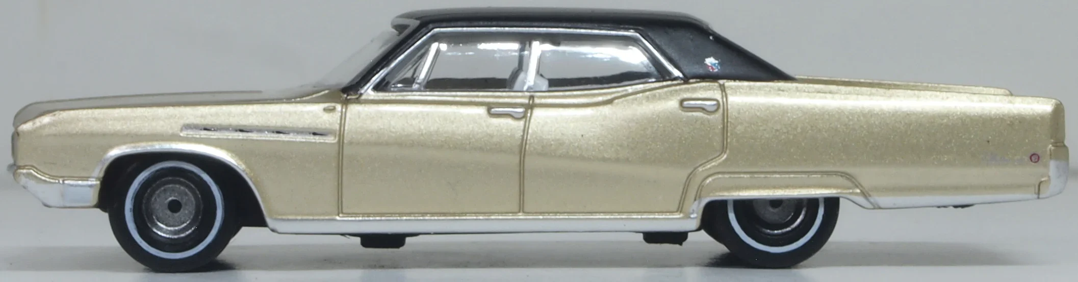 87BE68001 1968 Buick Electra 225 Ivory Gold Mist/Black - Image 2