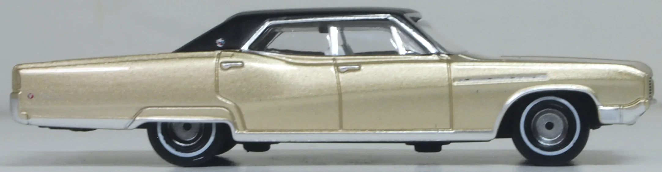 87BE68001 1968 Buick Electra 225 Ivory Gold Mist/Black - Image 3