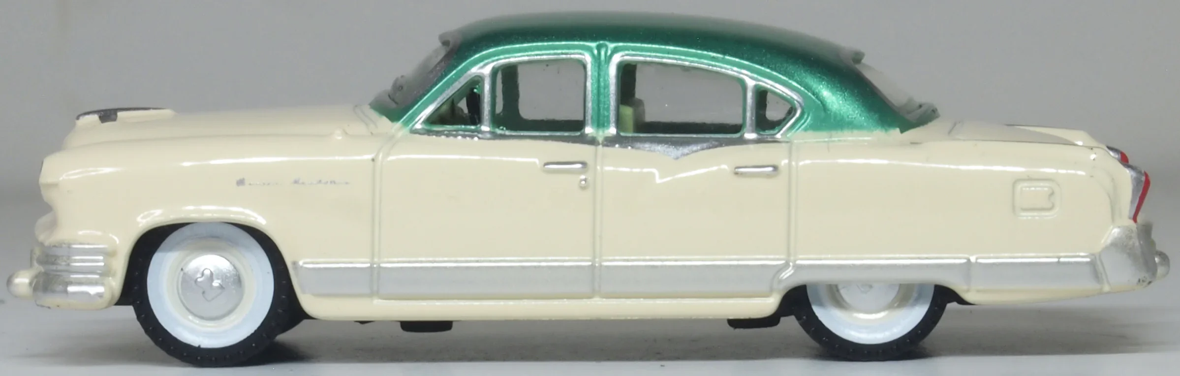 87KM53001 1953 Kaiser Manhattan Stardust Ivory/Jade Green - Image 2