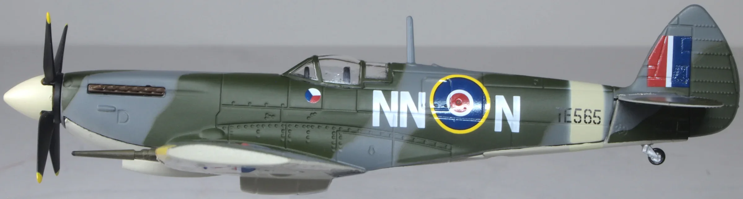 AC123 Supermarine Spitfire IXE RAF No.310 (Czech) Sqn. Manston - Image 2