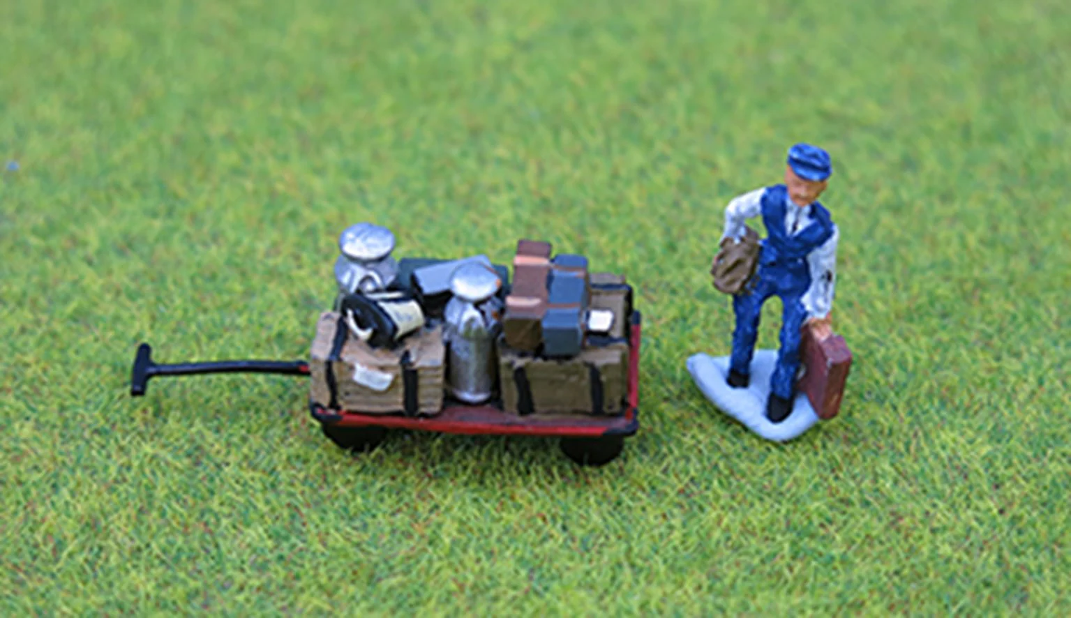 PDZ50 OO Gauge Loaded Platform Trolley + Porter with Luggage