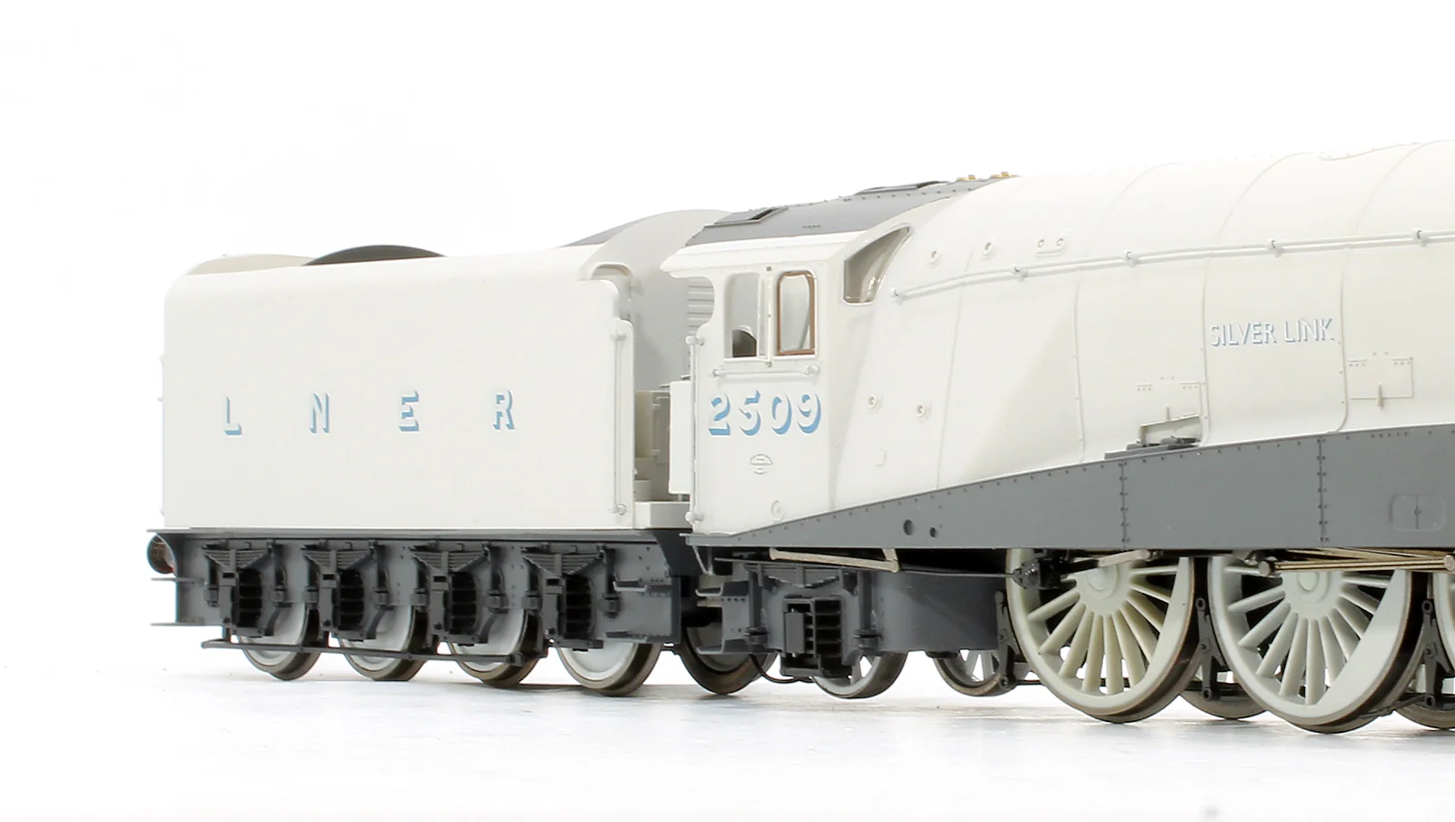 Pre-Owned R3306 LNER 4-6-2 A4 'Silver Link' 2509 Steam Locomotive 'Silver Jubilee Collection' - Image 3