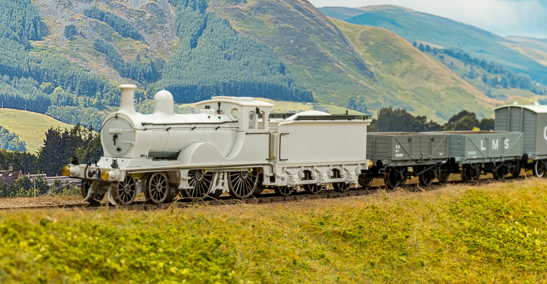LNER D40 Class 4-4-0 No.6834 - LNER Apple Green Steam Locomotive - Image 10