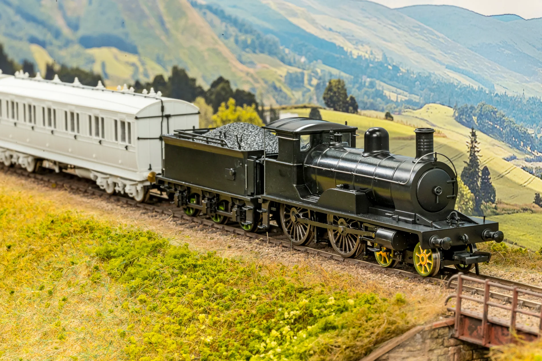 Highland Railway Loch Class 4-4-0 No.119 'Loch Insh' HR Drummond Lined Green Steam Locomotive - Image 10