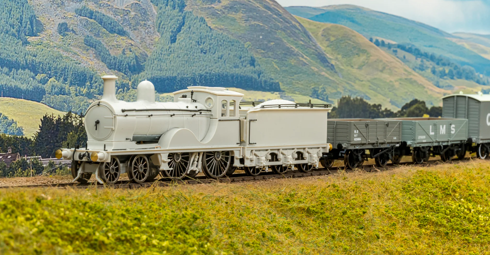 LNER D40 Class 4-4-0 No.6915 - LNER Unlined Black Steam Locomotive - DCC Sound - Image 8