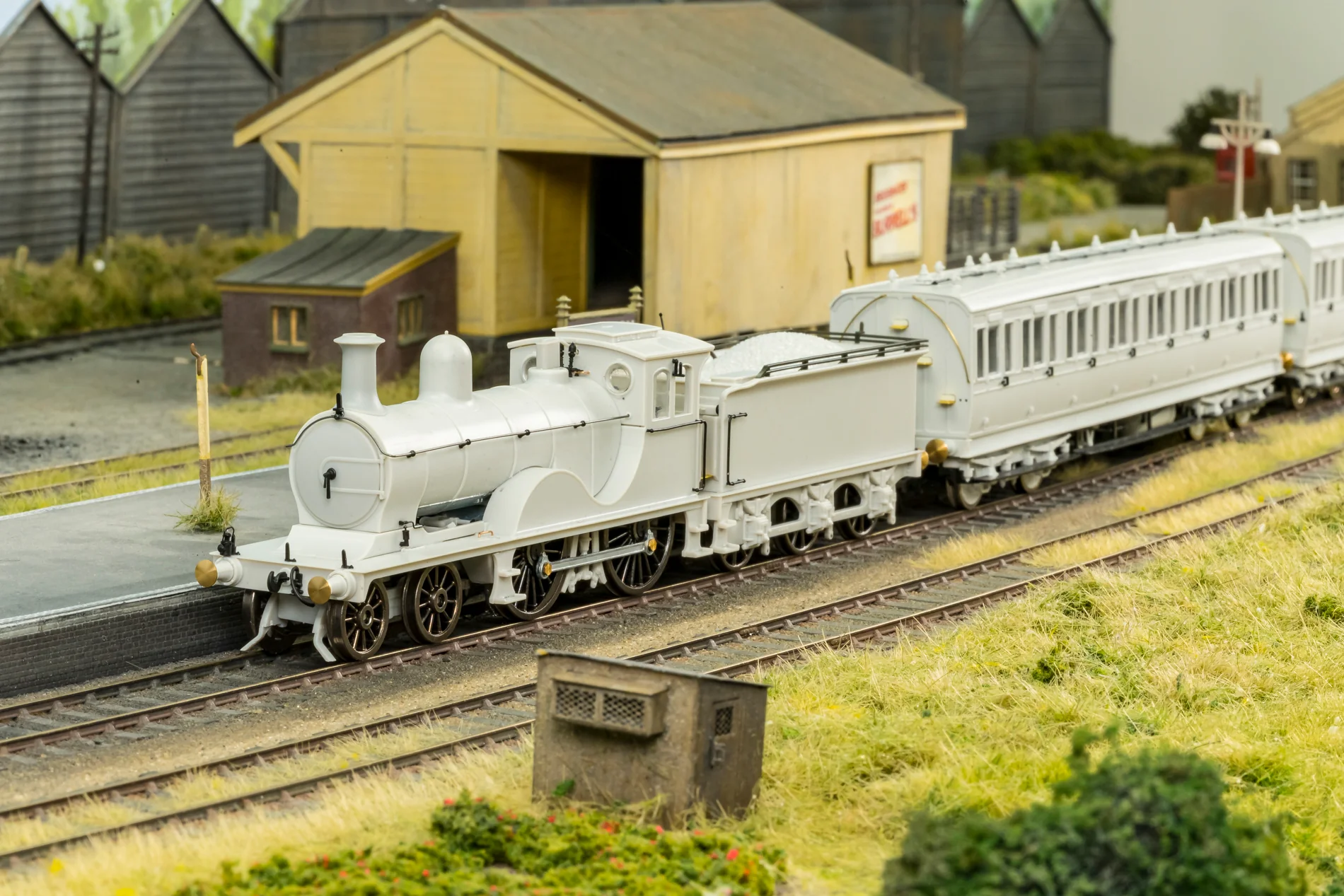 LNER D40 Class 4-4-0 No.62265 - BR Lined Black Early Crest Steam Locomotive - DCC Sound - Image 4