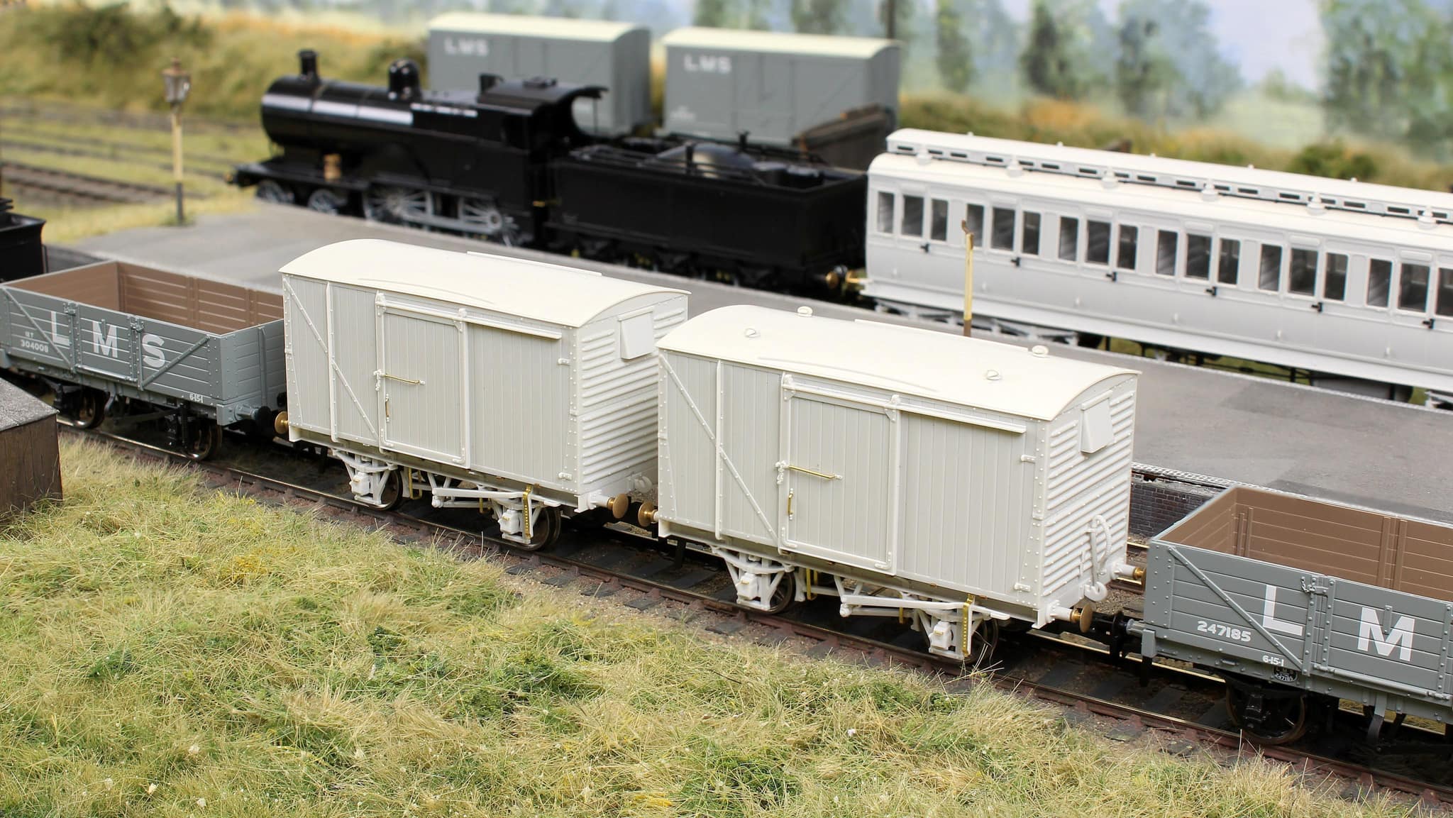 970004 12 Ton LMS D1663 Van - LMS (post-36) No.5803 - Image 3