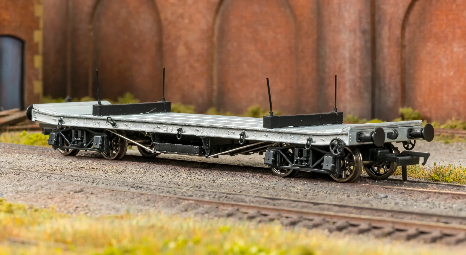 985013 WD 35T Rectank No.3867 LMS Grey (Girder Load on Bolsters) - Image 3