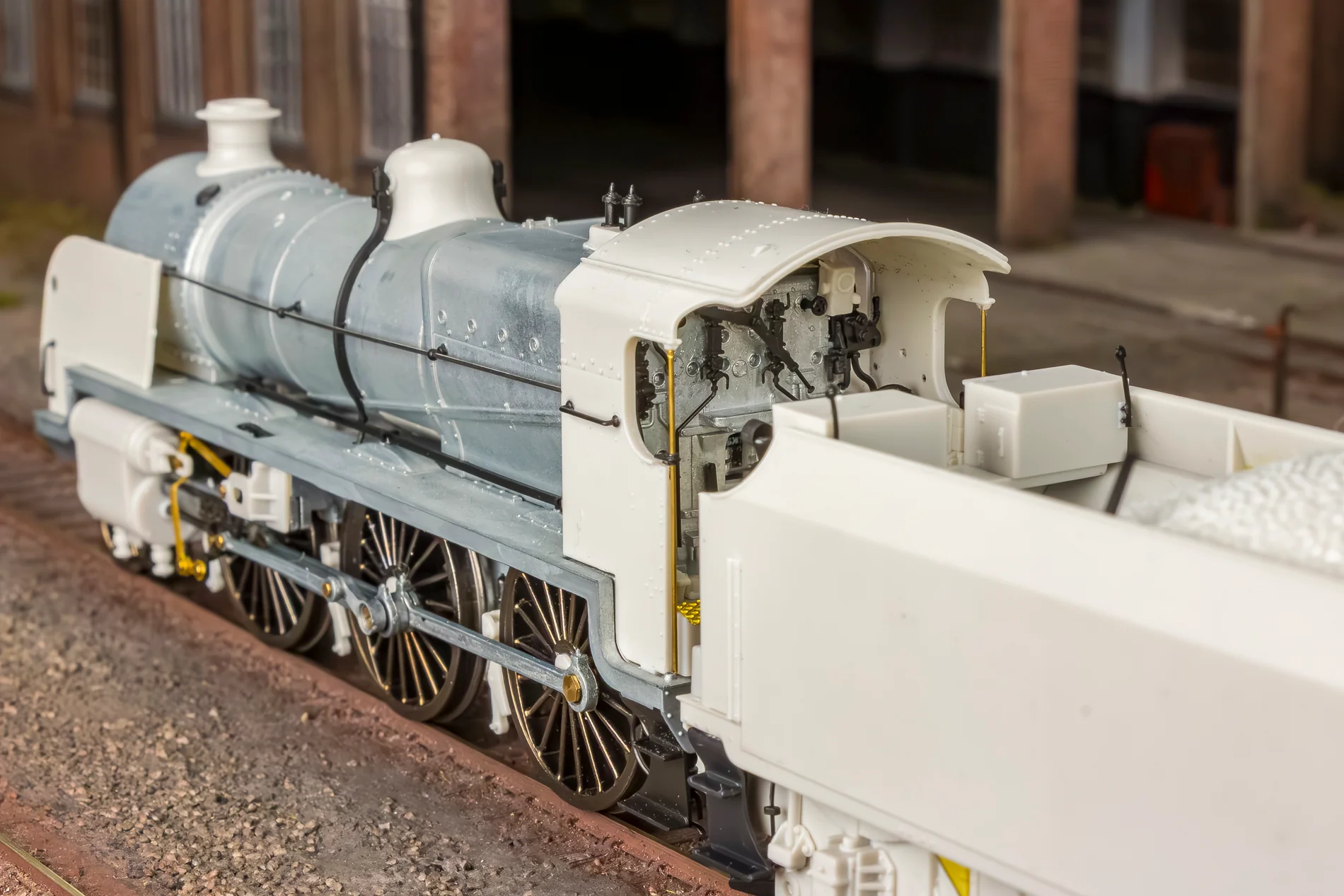 SR U Class 2-6-0 No.A639 - SR Lined Olive Steam Locomotive - DCC Sound - Image 4