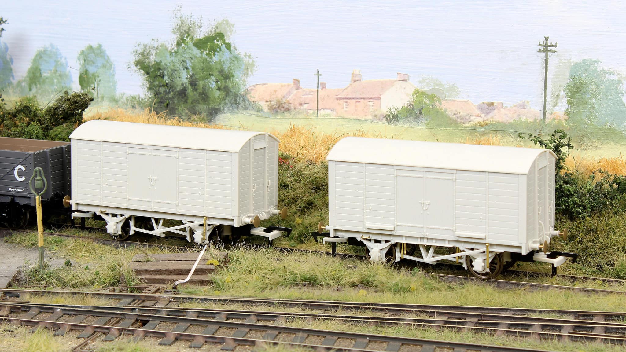 979018 LB&SCR Dia.8-Ton Goods Van MOD No.590 - Image 2