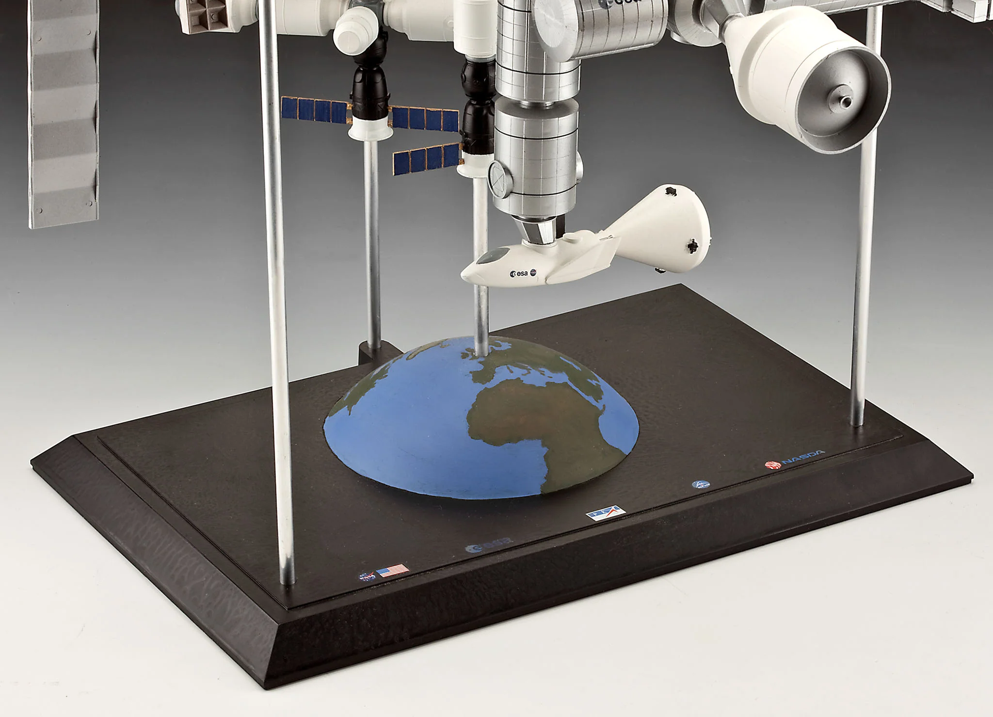 05651 ISS 25th Anniversary Platinum Edition (1:144) Model Kit - Image 8