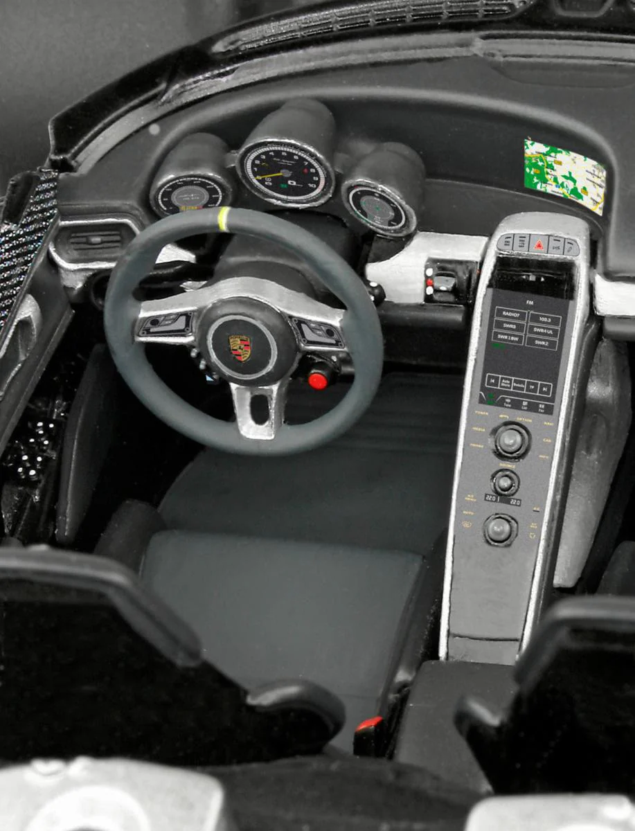 05681 Porsche 918 Spyder/Panamera Gift Set (1:24 Scale) Model Kit - Image 5