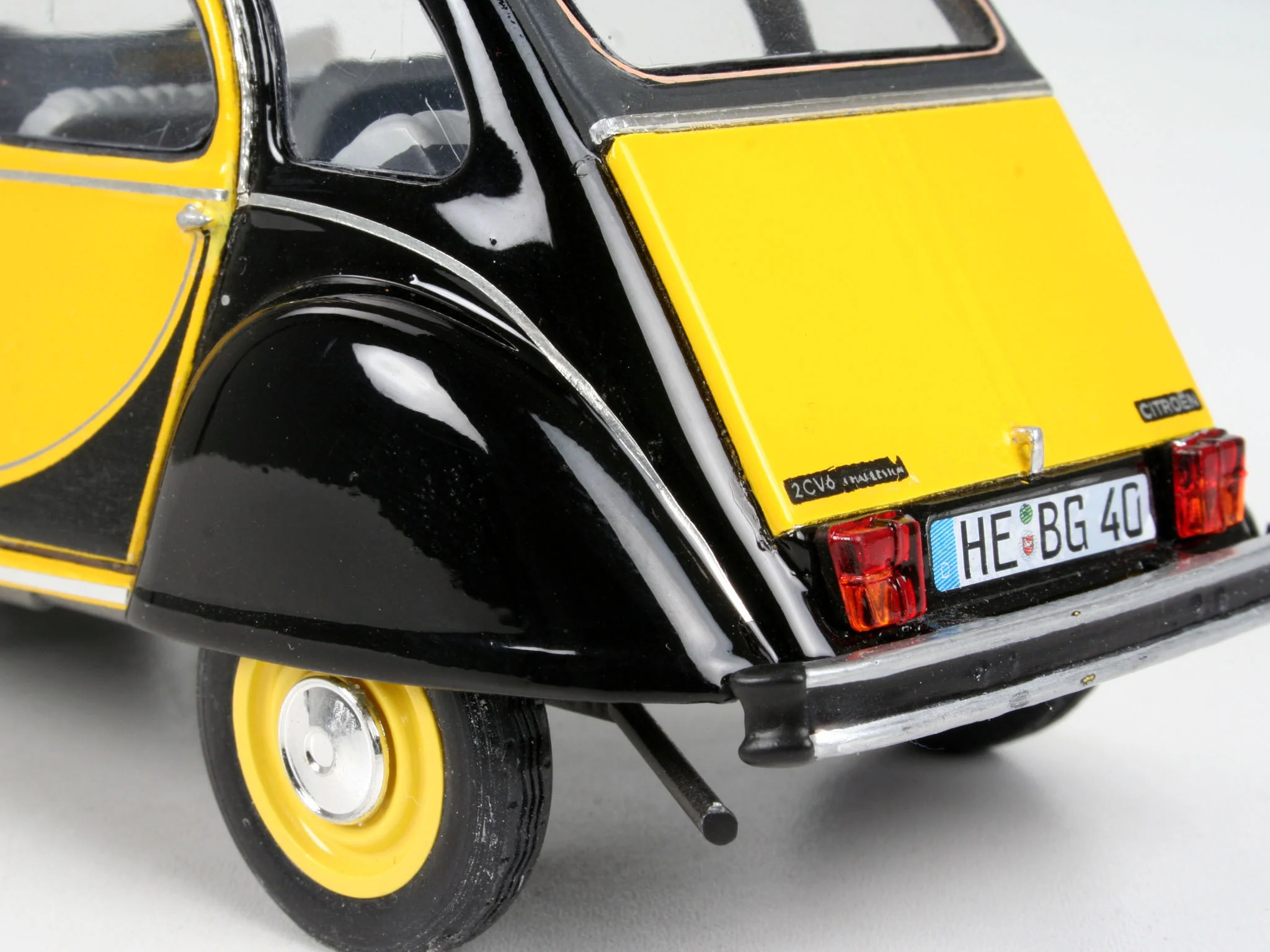 07095 Citroen 2CV Charleston (1:24 Scale) Model Kit - Image 4