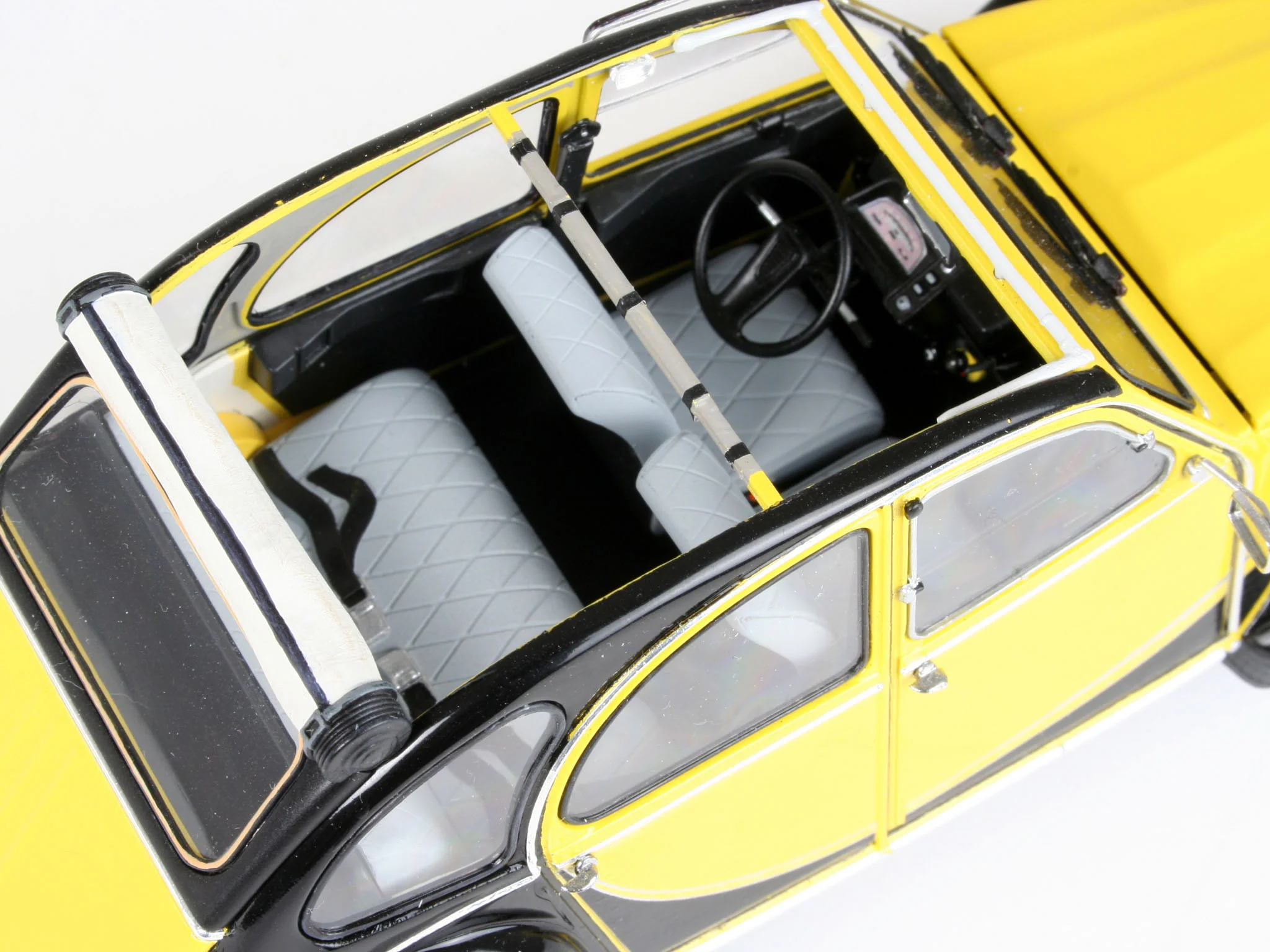 07095 Citroen 2CV Charleston (1:24 Scale) Model Kit - Image 5