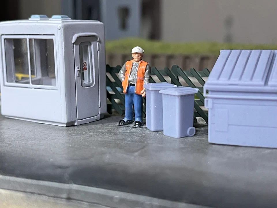OO Gauge Wheelie Bins (Pack of 10) - Unpainted - Image 2