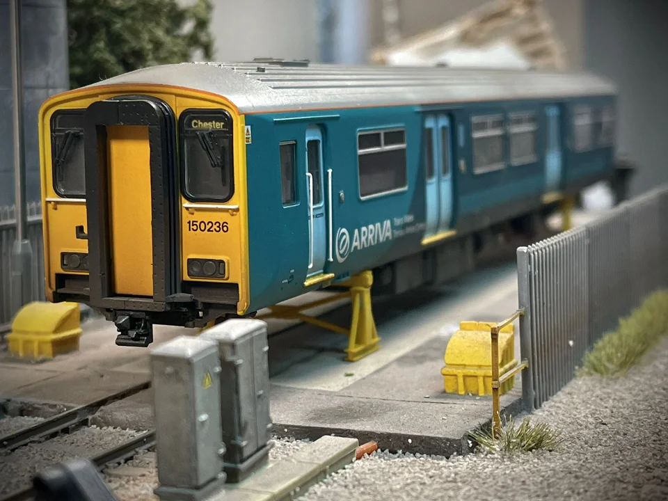 OO Gauge Locomotive Trestles (Pack of 2) - Unpainted - Image 2
