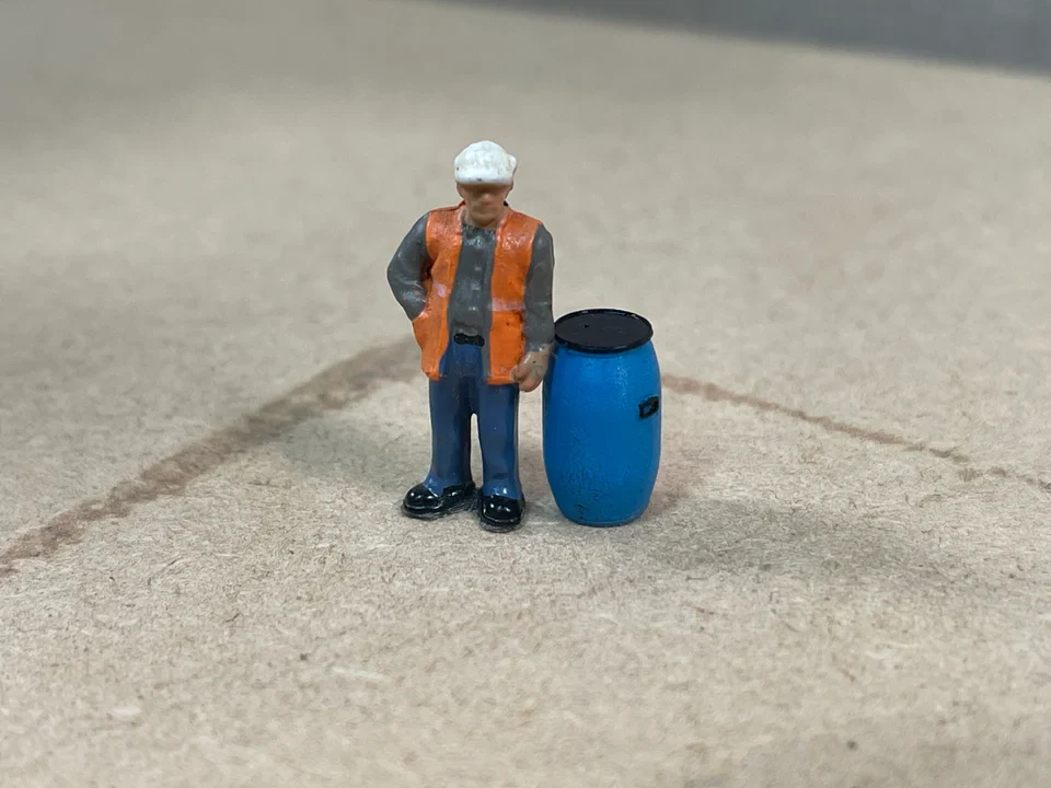 OO Gauge Chemical Drums (Pack of 10) - Unpainted Model Kit - Image 2