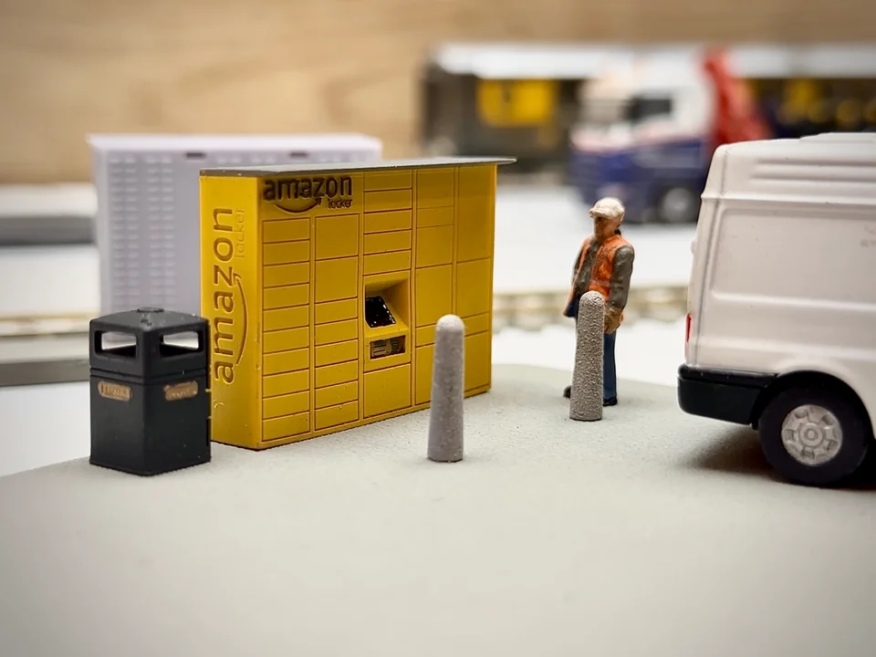 OO Gauge Amazon Locker (Single Pack) - Unpainted Model Kit - Image 2