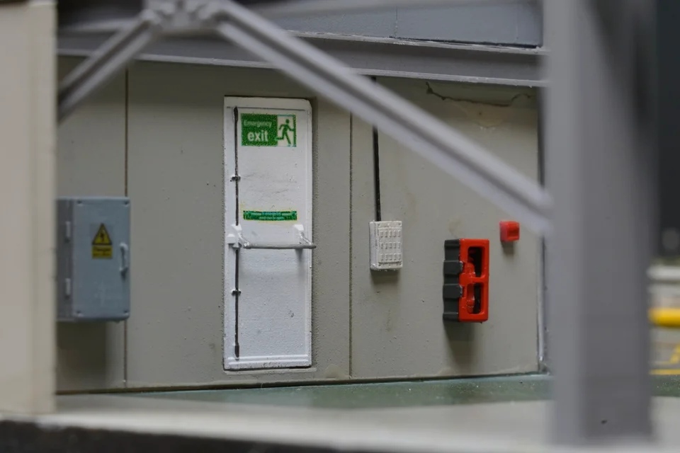 OO Gauge Fire Escape Doors (Pack of 5) - Unpainted Model Kit - Image 2