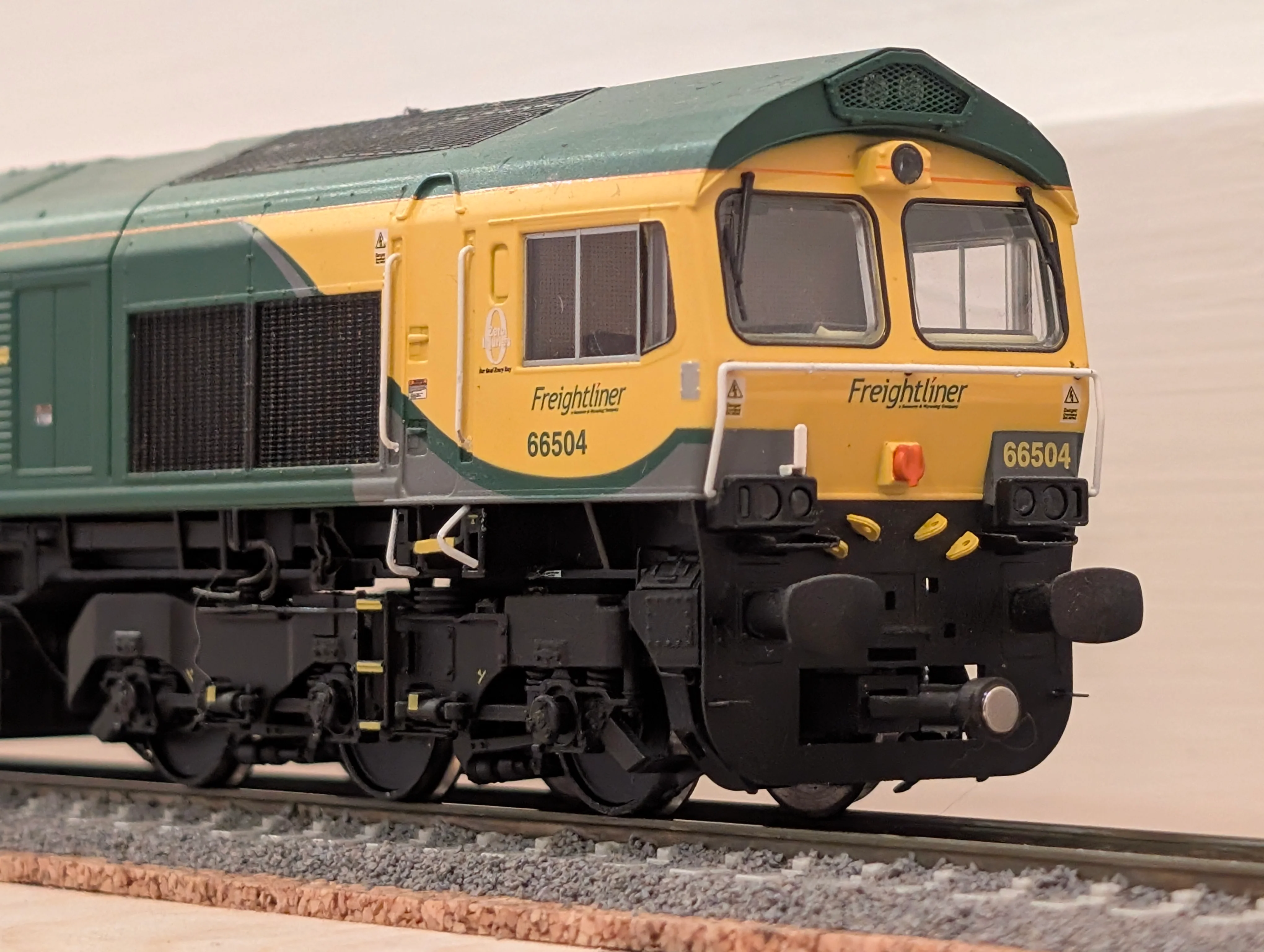 RRM179 OO Gauge Magnetic Couplings - 12mm Drawbar (14 Pack) - Image 10