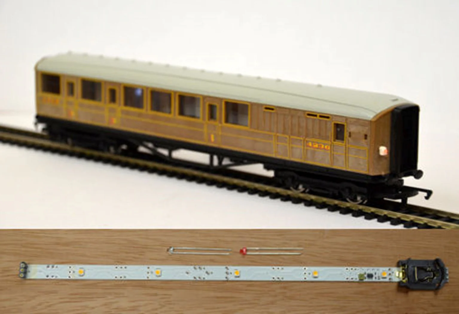 TTCL25 Automatic Coach Lighting - Cool White/Constant Tail