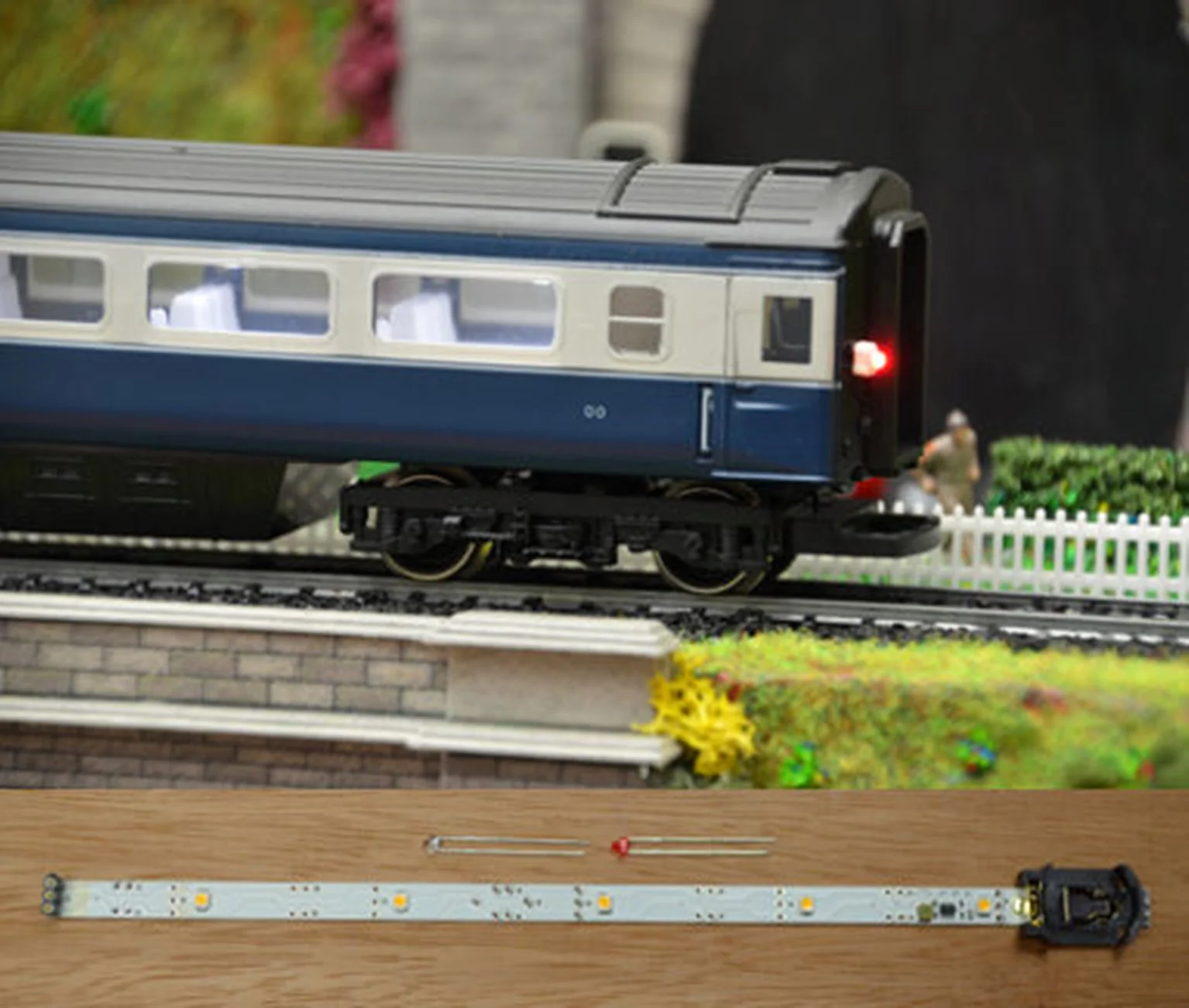 TTCL26 Automatic Coach Lighting - Warm White/Flashing Tail